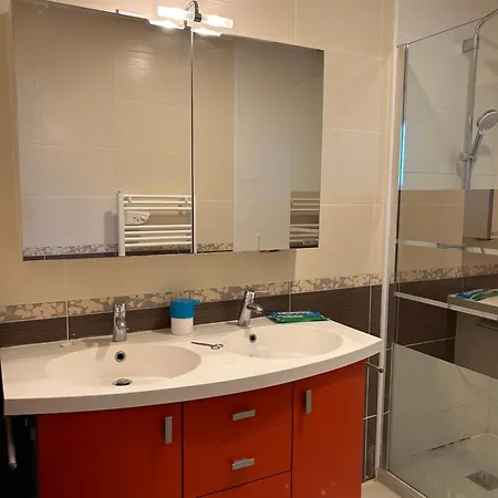 Hotel Moderne Avec Piscine Dans Impasse Au Calme